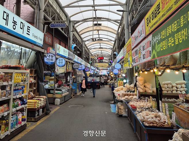 6·3 지방선거를  40여일 앞둔 22일 서울 광진구 자양전통시장에서 상인들이 손님을 맞이하고 있다. 허진무 기자