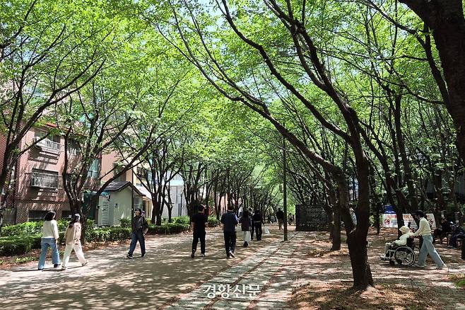 6·3 지방선거를 40여일 앞둔 22일 서울 마포구 경의선숲길에서 시민들이 산책로를 걷고 있다. 허진무 기자