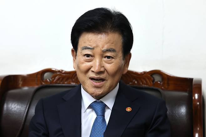 정동영 통일부 장관이 23일 오전 서울 종로구 수운회관에서 한국종교인평화회의(KCRP) 대표회장인 박인준 천도교 교령을 예방, 발언하고 있다.  [뉴스1]
