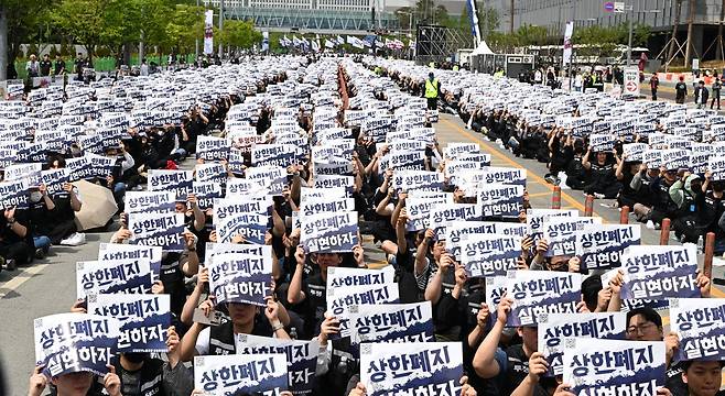 삼성전자 노동조합 공동투쟁본부가 23일 경기 평택시 고덕동 삼성전자 평택사업장 앞에서 투쟁결의대회를 진행하고 있다.  평택 이승환 기자