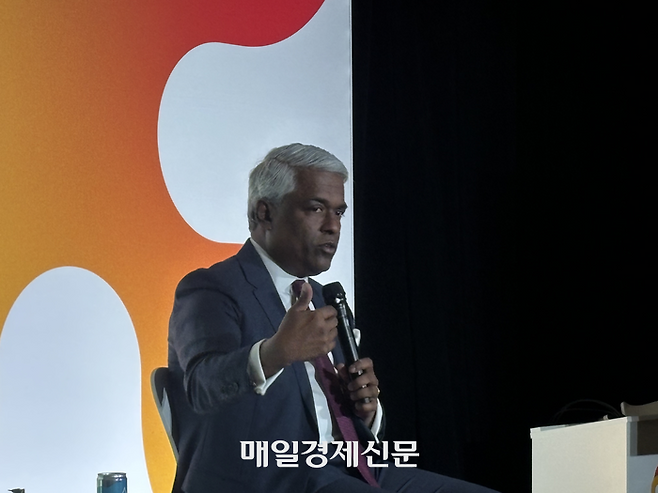 토마스 쿠리안 구글 클라우드 CEO가 23일(현지시간) 미국 라스베이거스 구글 클라우드 넥스트에서 열린 글로벌 기자간담회에서 질문에 답하고 있다. [사진=원호섭 특파원]