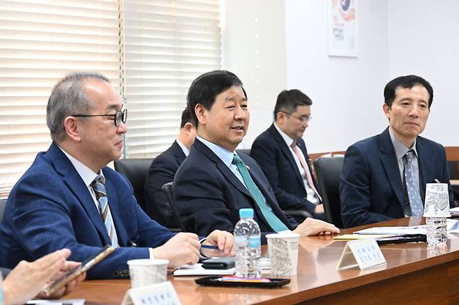 구윤철 부총리 겸 재정경제부 장관(가운데)이 4월 24일 서울 종로구 정부서울청사에서 열린 주요기업 사장단 간담회에서 인사말을 하고 있다. <재정경제부>