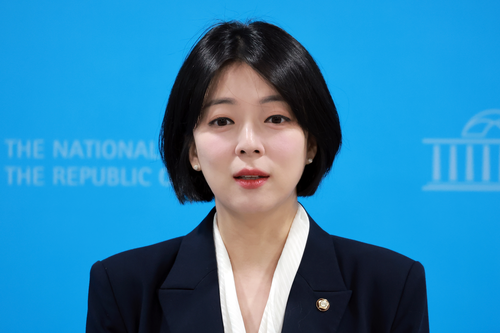국민의힘 배현진 의원이 24일 국회 소통관에서 이날 열린 같은 당 장동혁 대표의 기자회견에 대한 취재진 질문에 답하고 있다. [사진출처=연합뉴스]