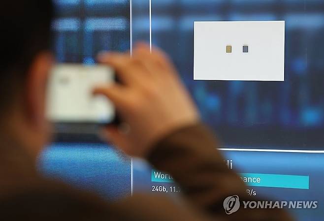 지난 1월 열린 CES의 미국 네바다주 라스베이거스 베네시안 컨벤션센터 SK 하이닉스 부스에 HBM4가 전시돼 있다. [연합뉴스]