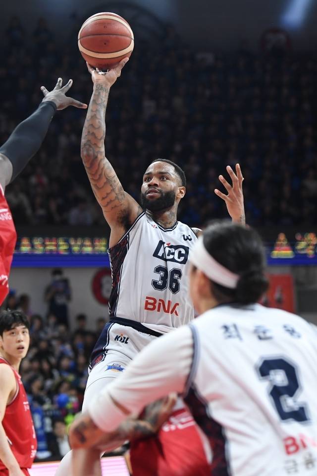 숀 롱의 압도적인 골밑 장악력은 KCC의 승리로 이어졌다. 사진=KBL 제공