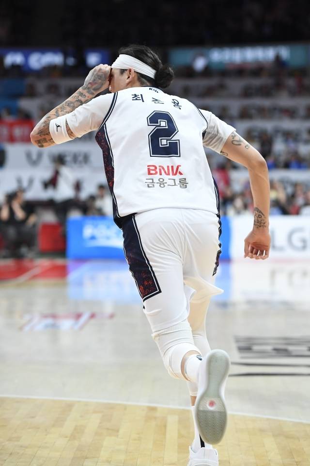 이날 승리의 일등 공신은 최준용이었다. 그는 21점 9리바운드 4어시스트 3블록슛을 기록, 펄펄 날았다. 최준용은 “1차전, 말 그대로 너무 중요한 경기였고 승리해서 기분 좋다. 2차전도 원정이다. 첫 경기라는 생각으로 잘 준비하겠다”고 이야기했다. 사진=KBL 제공