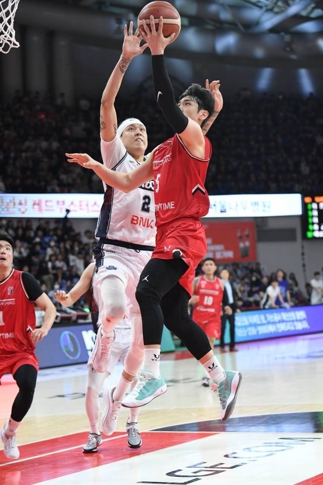 정관장을 울린 최준용의 신들린 블록슛은 이날의 하이라이트였다. KBL 최고의 림 프로텍터 앞에서 정관장 선수들은 너무 깔끔하게 슈팅을 시도했다. 최준용은 이에 대해 “속상하다. 내 몸 상태가 좋지 않은 걸 정관장도 잘 알고 있는 것 같다. 뒤에 한 번 보고 바로 올라오더라. 기분이 좋지 않다”며 “그래서 마지막까지 수비를 하게 된다. 다만 (렌즈)아반도를 화나게 해서 인 유어 페이스를 허용하기도 했다(웃음). 아반도는 그냥 둘 걸…. 2년만 젊었어도. 아반도의 젊음에 진 것 같다”고 말하며 유쾌한 모습을 보였다. 사진=KBL 제공