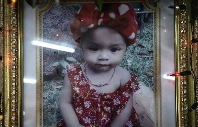 2017년 4월 24일, 태국 푸껫의 한 폐호텔 옥상에서 우티산 웡탈레이가 생후 11개월 된 자신의 친딸 나탈리 웡탈레이의 목에 밧줄을 매달고 건물 아래로 떨어뜨리는 장면을 페이스북(현 메타) 라이브로 방송했다./사진=데일리메일 화면캡처.