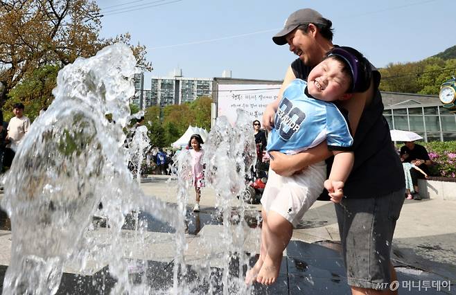 (서울=뉴스1) 최지환 기자 = 초여름 날씨를 보인 19일 오후 서울 노원구 불암산힐링타운 분수대에서 시민들이 물놀이를 즐기고 있다. 2026.4.19/뉴스1  Copyright (C) 뉴스1. All rights reserved. 무단 전재 및 재배포,  AI학습 이용 금지. /사진=(서울=뉴스1) 최지환 기자