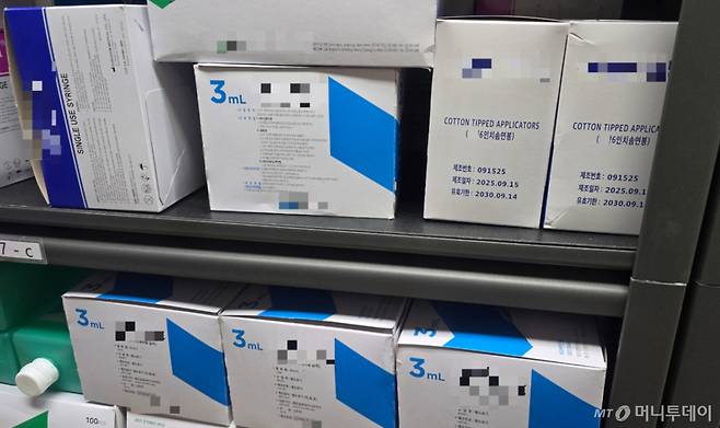 지난 21일 서울 중구의 한 안과의원 의료 소모품 창고 모습. 3cc(㎖) 용량 주사기가 2주분밖에 남지 않았다. /사진=홍효진 기자