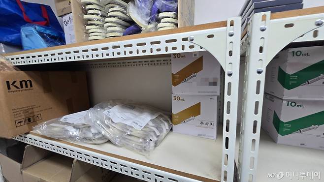 (위부터)경기 성남시의 한 정형외과의원 의료 소모품 창고에 보관 중인 일회용 주사기와 (아래)수액세트. 창고 내부가 거의 비어있다. /사진=홍효진 기자