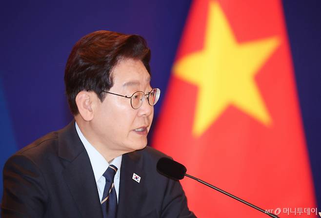 [하노이=뉴시스] 고범준 기자 = 이재명 대통령이 23일(현지 시간) 베트남 하노이 한 호텔에서 한-베트남 비즈니스 포럼에 앞서 열린 사전 간담회에서 발언하고 있다. 2026.04.23. bjko@newsis.com /사진=