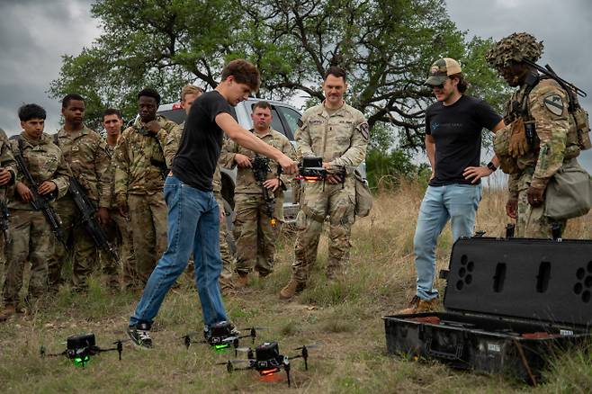 지난 15일 미 육군 제1기갑여단전투단이 텍사스에서 드론 훈련을 하고 있다. 미 육군은 '훈련 중 업계 혁신가들이 장병들에게 새로운 드론 기술을 교육하고 있다'고 설명했다. /사진=미 육군