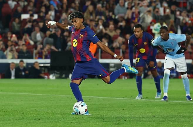 스페인 프로축구 FC바르셀로나 소속인 라민 야말이 부상으로 시즌 출전은 불발됐지만 2026 북중미 월드컵에는 출전할 것으로 보인다. 사진은 야말이 지난 22일(현지시각) 스페인 바르셀로나 스포티파이 캄노우에서 열린 바르셀로나와 셀타 비고와의 경기에 출전해 페널티킥을 찬 모습. /로이터=뉴스1