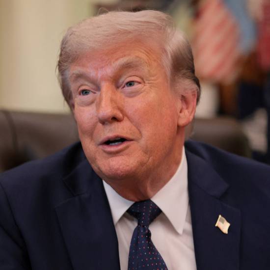 23일(이하 현지시각) 월스트리트저널(WSJ)에 따르면 트럼프 대통령은 백악관 집무실에서 "스리핏항공을 인수하는 방향을 고려하고 있다"고 말했다. 사진은 트럼프 미국 대통령이 23일 백악관 집무실에서 취재진과 질의응답 하는 모습. /로이터=뉴스1