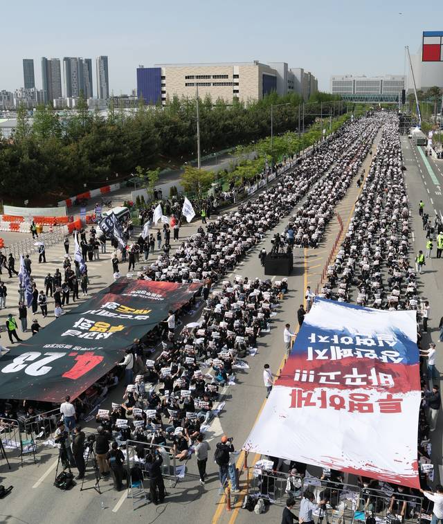 평택에 모인 노조원들  : 23일 경기 평택시 삼성전자 평택캠퍼스 앞에서 열린 삼성전자 노동조합 공동투쟁본부 집회에 참석한 노조원들이 대규모 성과급을 요구하며 구호를 외치고 있다.  연합뉴스
