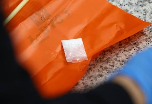 지난 16일 오후 5시쯤 인천국제공항 제1여객터미널 E입국장에서 발견된 코카인.  뉴시스