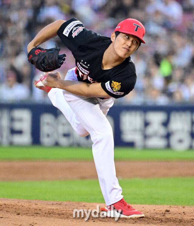 2026년 4월 17일 오후 서울 잠실구장에서 열린 '2026 신한 SOL KBO리그' KIA 타이거즈와 두산 베어스의 경기. KIA 선발투수 이의리가 5이닝 무실점 투구를 하고 있다./잠실=유진형 기자 zolong@mydaily.co.kr