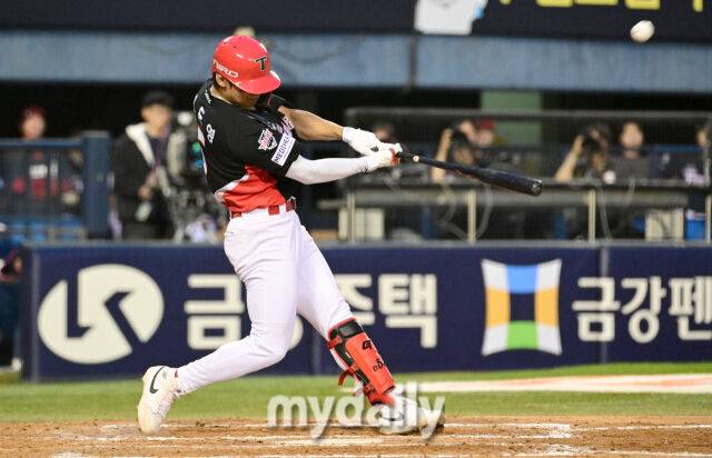 2026년 4월 18일 오후 서울 잠실구장에서 열린 '2026 신한 SOL KBO리그' KIA 타이거즈와 두산 베어스의 경기. KIA 김도영이 8회초 1사 2루서 역전 2점 홈런을 치고 있다./마이데일리