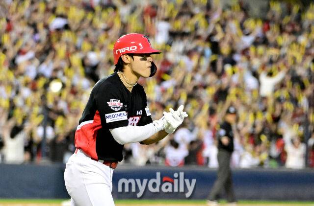 2026년 4월 18일 오후 서울 잠실구장에서 열린 '2026 신한 SOL KBO리그' KIA 타이거즈와 두산 베어스의 경기. KIA 김도영이 8회초 1사 2루서 역전 2점 홈런을 친 뒤 기뻐하고 있다./마이데일리