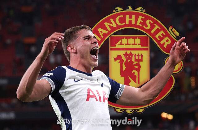 토트넘 홋스퍼 수비수 미키 판 더 펜이 맨체스터 유나이티드와 연결되고 있다. 2024-25시즌 유럽축구연맹(UEFA) 유로파리그(UEL) 우승 당시 판 더 펜. /게티이미지코리아