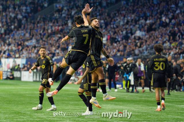 LAFC의 손흥민과 부앙가가 2025년 11월 캐나다 밴쿠버에서 열린 2025시즌 MLS 플레이오프 경기에서 골 세리머니를 펼치고 있다./게티이미지코리아