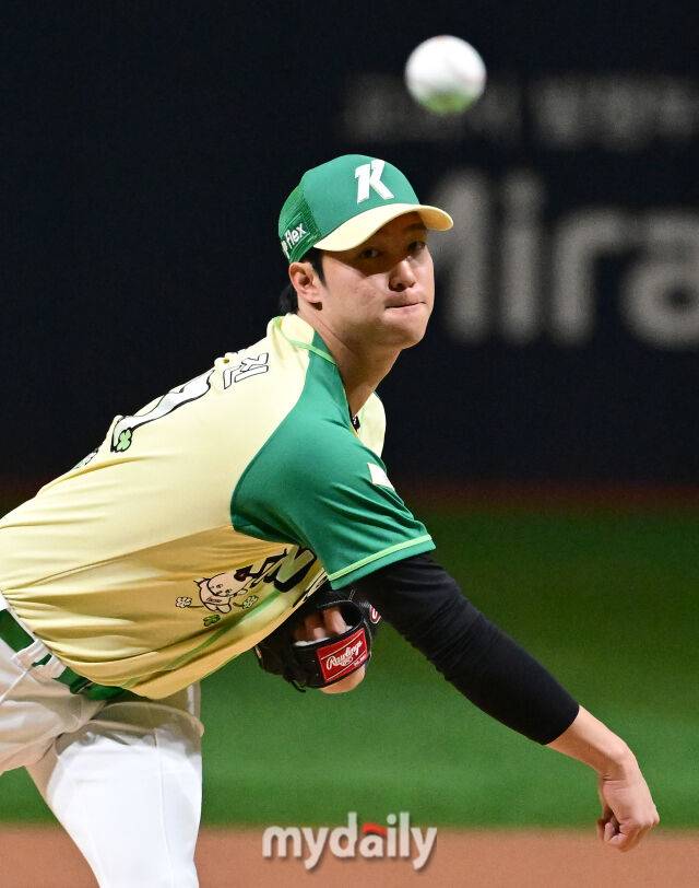 키움 안우진이 12일 서울 고척스카이돔에서 열린 롯데 자이언츠와의 홈 경기서 투구하고 있다./고척=유진형 기자 zolong@mydaily.co.kr