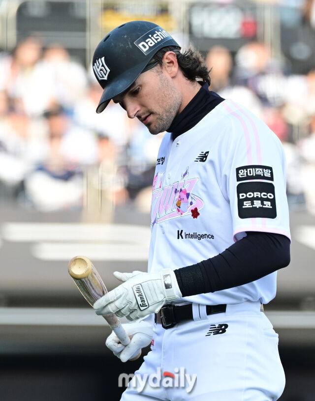 2026년 4월 11일 오후 경기도 수원KT위즈파크에서 열린 '2026 신한 SOL KBO리그' 두산 베어스와 KT 위즈의 경기. KT 힐리어드가 1회말 2사 1루서 타석에 들어서고 있다./마이데일리