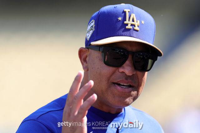 LA 다저스 데이브 로버츠 감독이 발언하고 있다. 올 시즌 초반의 모습이다./게티이미지코리아