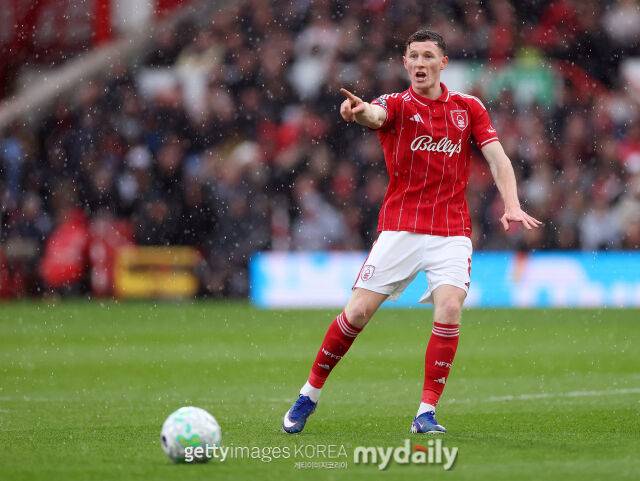 24일 스카이스포츠 보도에 따르면 맨체스터 시티가 올여름 엘리엇 앤더슨(노팅엄 포레스트) 영입전에서 선두를 달리고 있다. 패스를 하고 있는 앤더슨. /게티이미지코리아