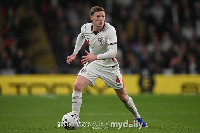 24일 스카이스포츠 보도에 따르면 맨체스터 시티가 올여름 엘리엇 앤더슨(노팅엄 포레스트) 영입전에서 선두를 달리고 있다. 앤더슨이 드리블을 하고 있다./게티이미지코리아