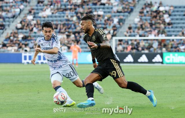 LAFC 공격수 부앙가가 미국 LA에서 열린 산호세와의 2026시즌 MLS 8라운드에서 드리블을 시도하고 있다./게티이미지코리아