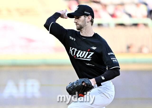 24일 오후 인천 SSG랜더스필드에서 진행된 '2026 프로야구 KBO리그' SSG랜더스와 KT위즈의 경기. KT 선발투수 보쉴리가 역투하고 있다./인천 = 송일섭 기자