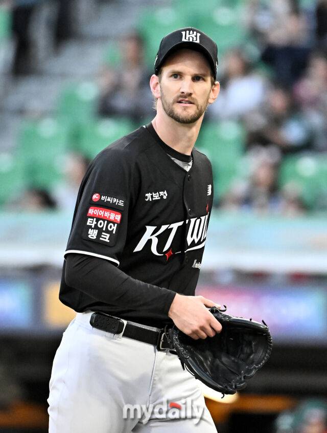 24일 오후 인천 SSG랜더스필드에서 진행된 '2026 프로야구 KBO리그' SSG랜더스와 KT위즈의 경기. KT 보쉴리가 선발등판 하고 있다./인천 = 송일섭 기자