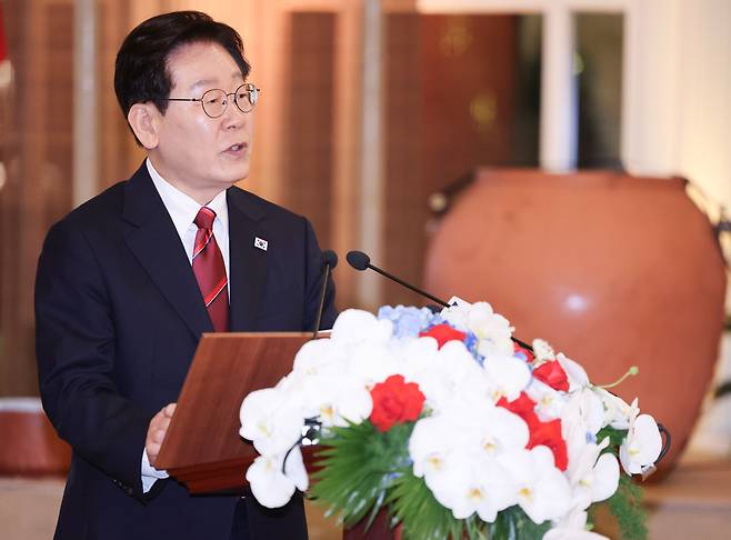이재명 대통령이 22일(현지시간) 베트남 하노이 영빈관에서 열린 또 럼 베트남 공산당 서기장 겸 국가주석 주최 국빈 방문 환영 만찬에서 건배사를 하고 있다. [연합]
