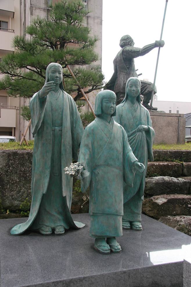 고난의 어린 시절을 보낸 아자이 가문의 세 자매 차차, 오하쓰, 오고.  [출처 : 야후재팬 화상]