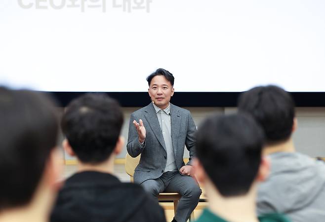 김택진 엔씨 대표가 23일 경기도 성남 엔씨 판교R&D센터에서 열린 ‘CEO와의 대화’에서 신입사원들과 대화하고 있다. [엔씨 제공]