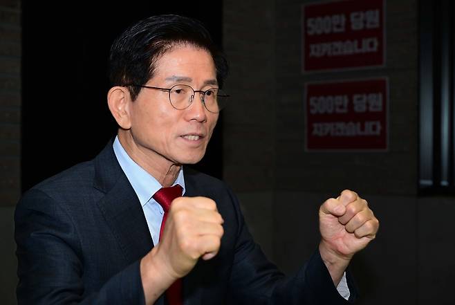 김문수 전 고용노동부 장관이 지난해 8월 서울 여의도 국민의힘 당사 농성장에서 헤럴드경제와 인터뷰를 하고 있다. 이상섭 기자
