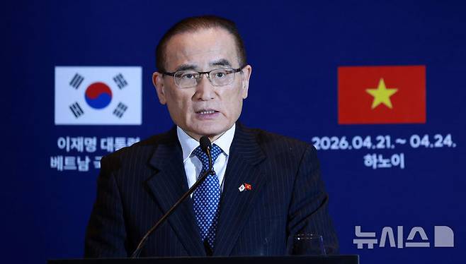 [하노이=뉴시스] 고범준 기자 = 위성락 국가안보실장이 23일(현지 시간) 베트남 하노이 프레스센터 내 중앙기자실에서 순방 관련 브리핑을 하고 있다. 2026.04.23. bjko@newsis.com