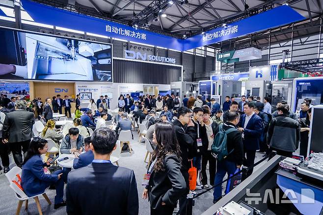 [창원=뉴시스]지난 21일 중국 상하이 국제전시센터에서 개막한 공작기계 전시회 'CCMT 2026' 방문객들이 DN솔루션즈 부스를 둘러보고 있다.(사진=DN솔루션즈 제공) 2026.04.24. photo@newsis.com