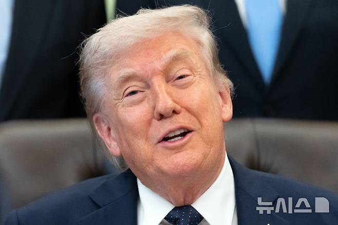 [워싱턴=AP/뉴시스]도널드 트럼프 미 대통령이 23일(현지시각) 백악관 집무실에서 열린 의료비 절감 관련 행사 중 취재진과 질의응답을 하고 있다. 인도는 24일 도널드 트럼프 미 대통령이 트루스 소셜 계정에 공유한 인도인과 인도에 대한 "부적절한" 발언을 강력히 비판했다고 BBC가 보도했다. 2026.04.24.