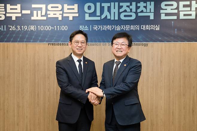 배경훈 부총리 겸 과학기술정보통신부 장관(왼쪽)과 최교진 교육부 장관. 연합뉴스