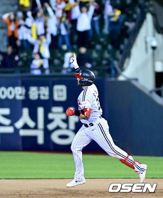 [OSEN=잠실, 최규한 기자] 프로야구 한화 이글스가&nbsp;LG 트윈스를 꺾고 2연패에서 벗어났다.&nbsp;한화는 23일 서울 잠실구장에서 열린 2026 KBO리그&nbsp;LG와 경기에서 8-4로 승리했다. 한화는 2연패를 끊고 9승 12패가 됐다. LG는 3연승에서 멈추며 14승 7패가 됐다.&nbsp;9회말 무사 선두타자로 나선 LG 오스틴이 추격의 중월 솔로포를 날리고 그라운드를 돌고 있다. 2026.04.23 / dreamer@osen.co.kr