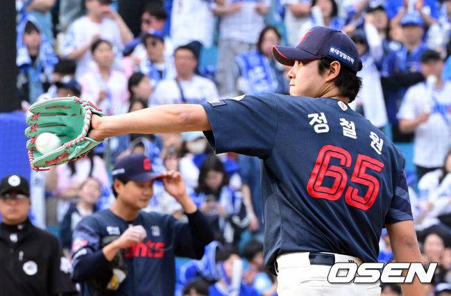 [OSEN=대구, 조은정 기자] 29일 대구삼성라이온즈파크에서 ‘2026 신한 SOL KBO 리그’ 삼성 라이온즈와 롯데 자이언츠의 개막시리즈 경기가 열렸다.개막전 선발 투수로 삼성은 최원태를 롯데는 비슬리를 내세웠다. 7회말 2사 2루에서 삼성 이재현에게 볼넷을 내준 롯데 정철원이 아쉬워하고 있다. 2026.03.29 /cej@osen.co.kr