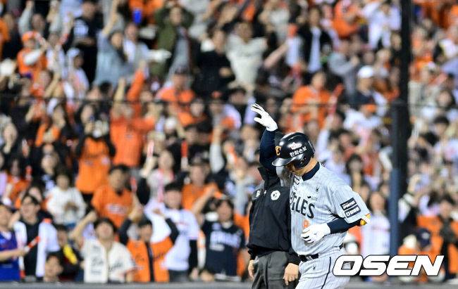 [OSEN=잠실, 최규한 기자] 23일 서울 잠실야구장에서 ‘2026 신한 SOL KBO리그’ LG 트윈스와 한화 이글스의 경기가 열렸다.홈팀 LG는 이정용, 방문팀 한화는 황준서를 선발로 내세웠다. 4회초 1사 주자없는 상황 한화 노시환이 동점 좌월 솔로포를 날리고 그라운드를 돌며 기뻐하고 있다. 2026.04.23 / dreamer@osen.co.kr