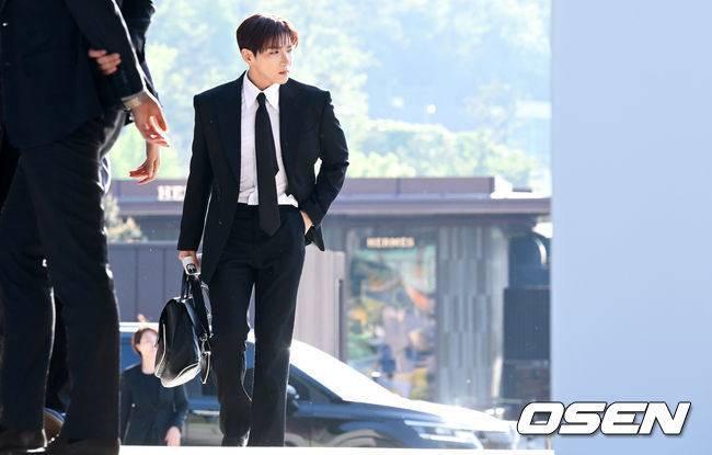 [OSEN=조은정 기자]2PM 멤버이자 배우로 활동 중인 옥택연이 24일 서울 중구 장충동 신라호텔 영빈관에서 결혼식을 올렸다. 오랜 시간 사랑을 키워온 연인과 부부의 연을 맺는 자리로, 가족과 친지, 가까운 지인들의 축하 속 조용히 진행됐다.특히 이날 2PM 멤버들이 총출동해 의리를 빛냈다. 황찬성은 사회를 맡고, 준케이·닉쿤·장우영·이준호·황찬성 등 멤버들이 나섰다. 2PM 준케이가 결혼식장으로 들어서고 있다. 2026.04.24 /cej@osen.co.kr