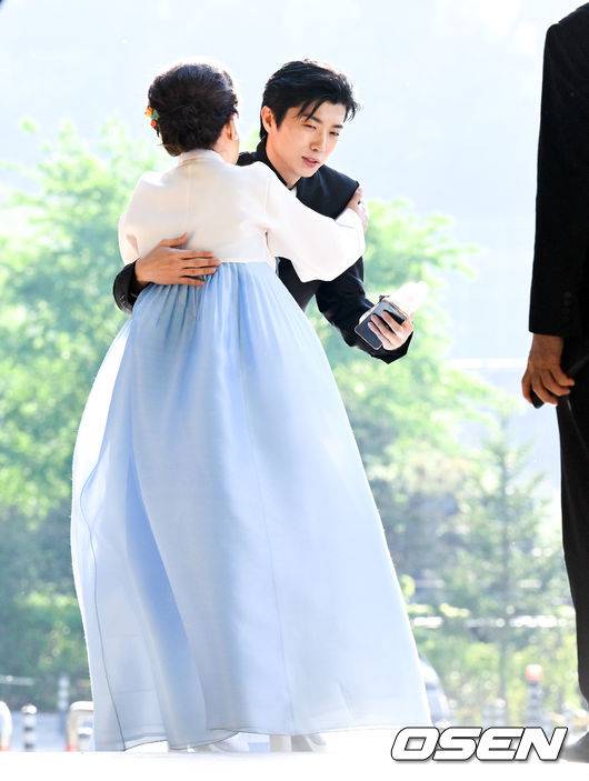 [OSEN=조은정 기자]2PM 멤버이자 배우로 활동 중인 옥택연이 24일 서울 중구 장충동 신라호텔 영빈관에서 결혼식을 올렸다. 오랜 시간 사랑을 키워온 연인과 부부의 연을 맺는 자리로, 가족과 친지, 가까운 지인들의 축하 속 조용히 진행됐다.특히 이날 2PM 멤버들이 총출동해 의리를 빛냈다. 황찬성은 사회를 맡고, 준케이·닉쿤·장우영·이준호·황찬성 등 멤버들이 나섰다. 2PM 장우영이 결혼식장으로 들어서고 있다. 2026.04.24 /cej@osen.co.kr