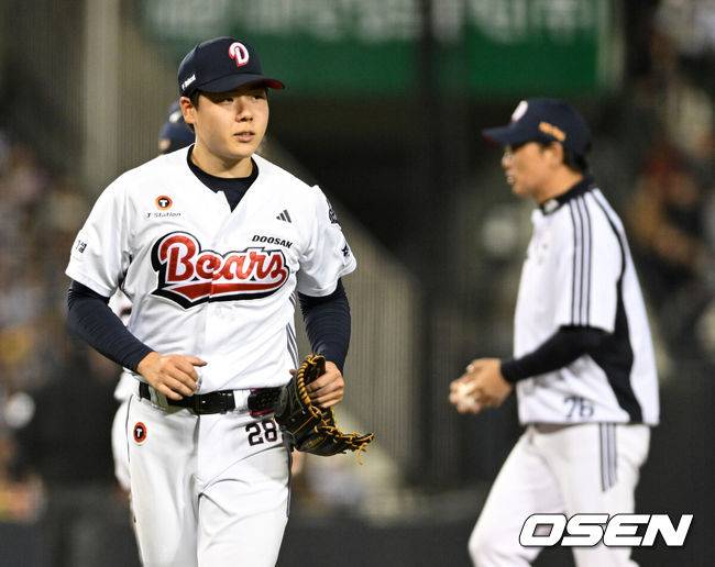 [OSEN=잠실, 이대선 기자] 24일 서울 잠실야구장에서 2026 신한 SOL KBO리그 두산 베어스와 LG 트윈스의 경기가 열렸다.이날 두산은 최승용, LG는 임찬규를 선발로 내세웠다.6회초 1사 두산 최승용이 마운드를 내려가고 있다. 2026.04.24 /sunday@osen.co.krㅊ