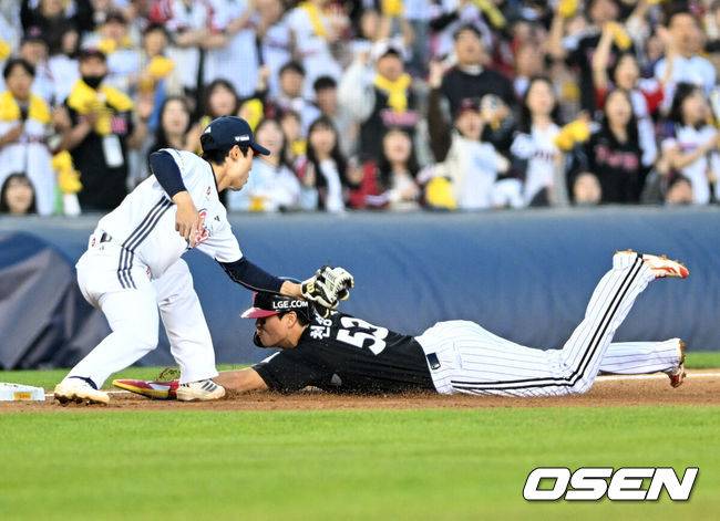 [OSEN=잠실, 이대선 기자] 24일 서울 잠실야구장에서 2026 신한 SOL KBO리그 두산 베어스와 LG 트윈스의 경기가 열렸다.이날 두산은 최승용, LG는 임찬규를 선발로 내세웠다.3회초 2사 1,3루에서 LG 문보경의 우전 적시타 때 1루주자 천성호가 3루로 쇄도하고 있다. 2026.04.24 /sunday@osen.co.kr