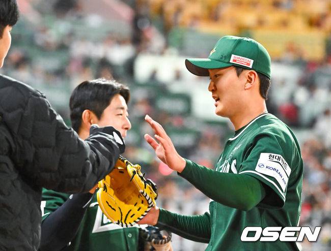 [OSEN=인천, 민경훈 기자] 24일 오후 인천 SSG랜더스필드에서 ‘2026 신한 SOL Bank KBO리그' SSG 랜더스와 KT 위즈의 경기가 진행됐다.이날 SSG는 김건우를, KT는 보쉴리를 선발투수로 내세웠다.6회초를 마친 SSG 선발 김건우가 덕아웃 앞에서 하이파이브를 하고 있다. 2026.04.24 / rumi@osen.co.kr